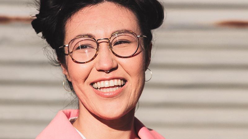 glad kvinna med glasögon